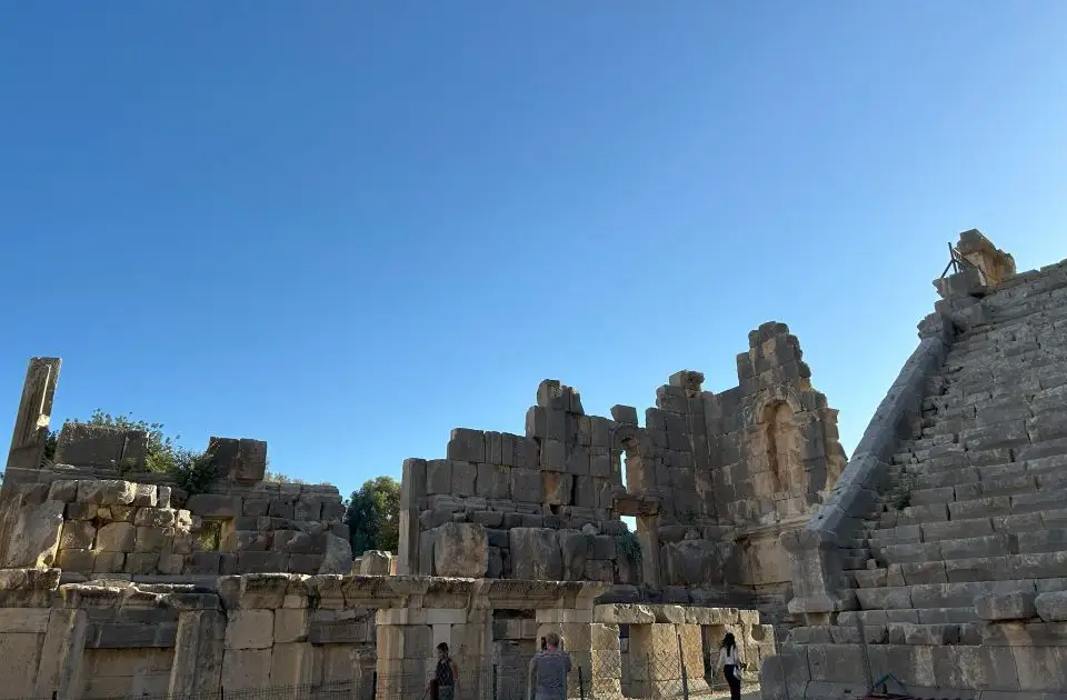 Myra Antik Tiyatrosunun Taş Koltukları ve Duvarları Myra tiyatrosundaki taş oturma alanları ve duvarlar