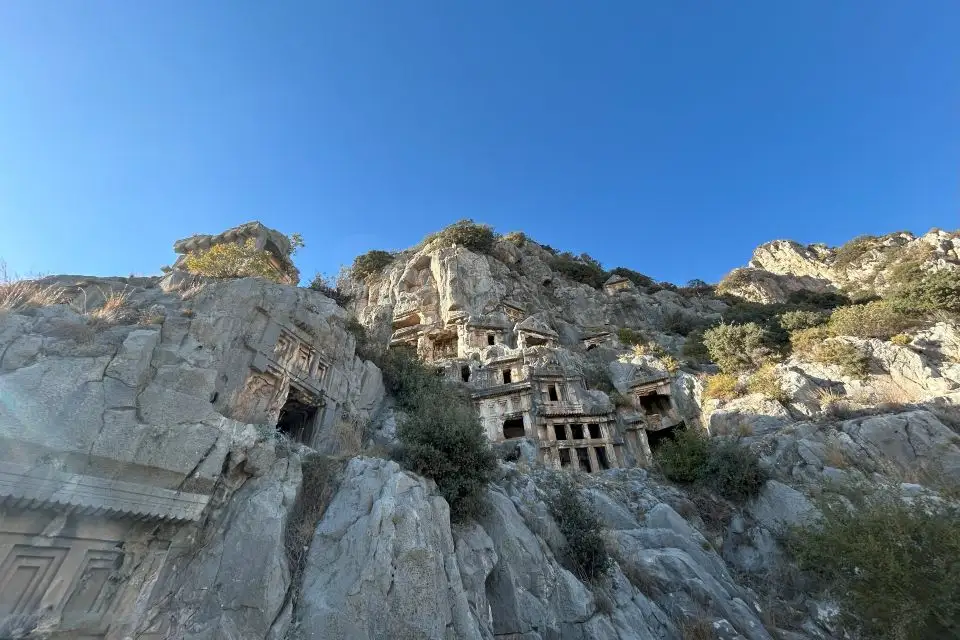 Myra’nın Antik Likya Kaya Mezarları Likya dönemine ait kaya mezarlarının yakın çekim görüntüsü