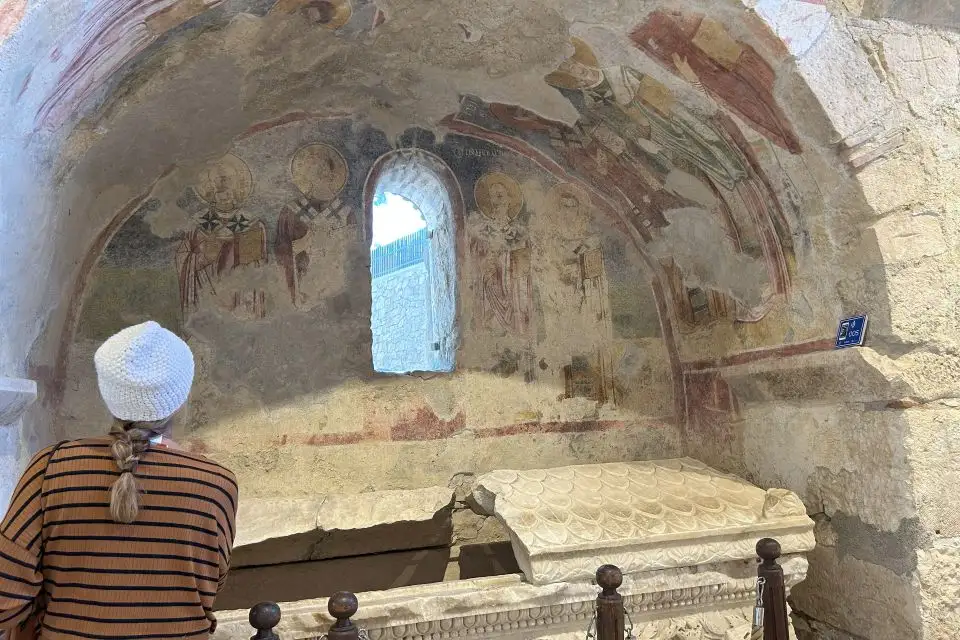 St. Nicholas Kilisesindeki Lahit ve Freskli Niş Aziz Nikolaos Kilisesi’nde bir niş içinde yer alan freskler ve lahit
