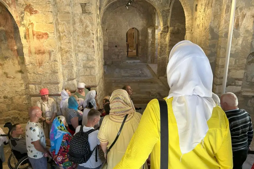 St. Nicholas Kilisesinin İçinde Toplanan Ziyaretçiler Aziz Nikolaos Kilisesi’nin içinde dolaşan ziyaretçi grubu