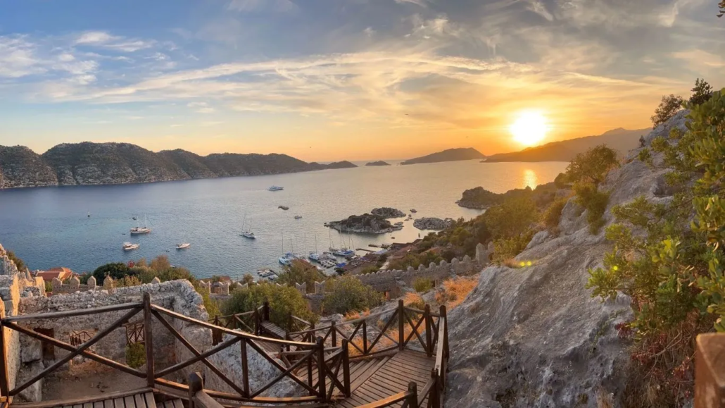 Kekova Üçağız Köyünde gün batımı, Simena Kalesi’nden görünüm