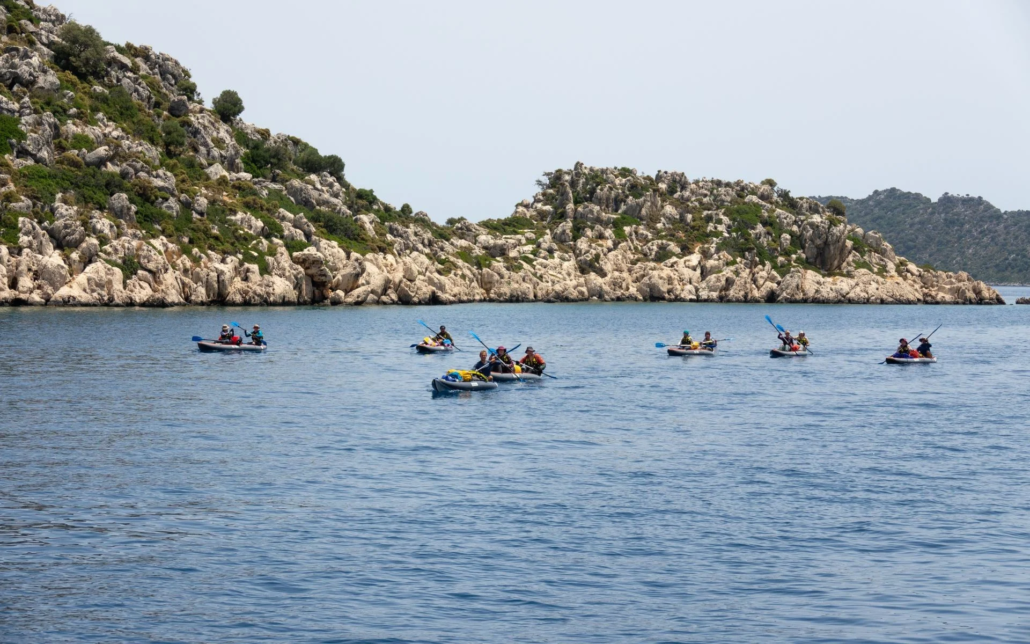 Kekova'da deniz kanosu turu yapan grubun uzaktan çekimi