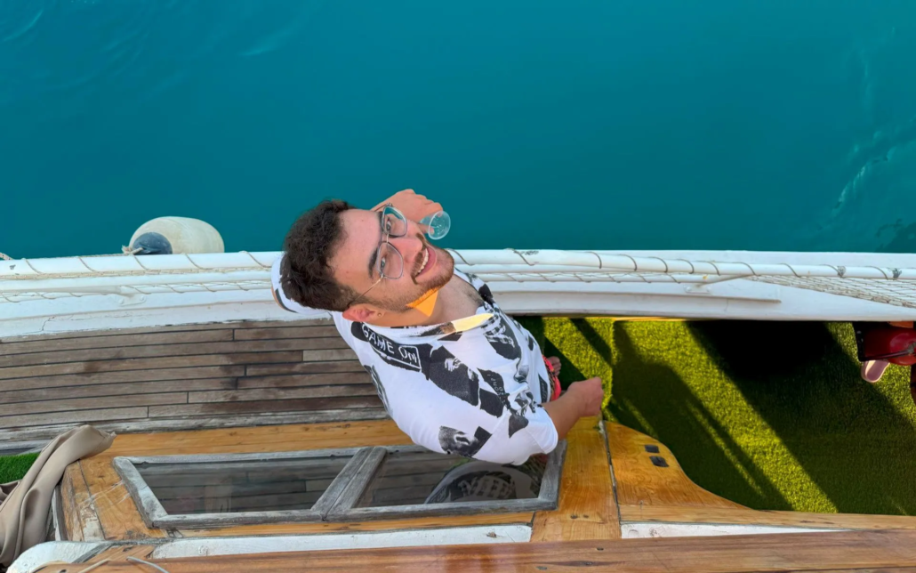 Kekova tekne turunda gulet güvertesinde keyifli anlar yaşayan bir misafir