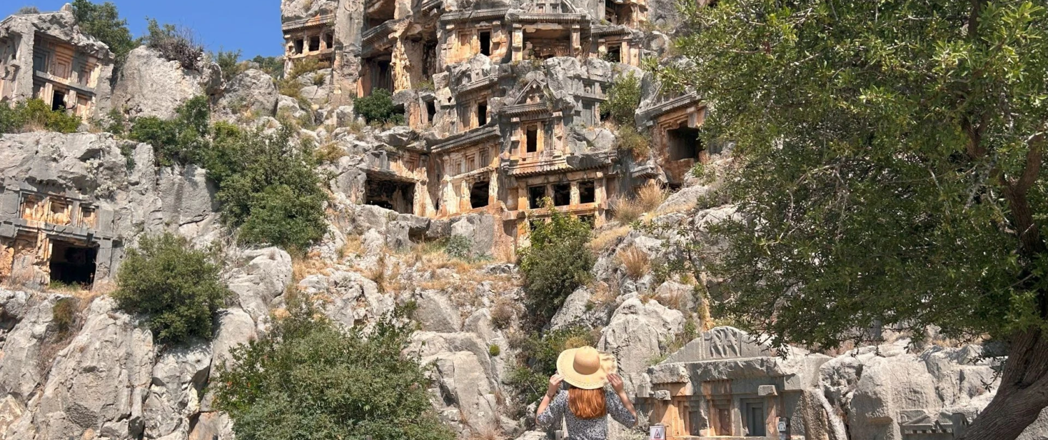 myra-ancient-city-lycian-tombs-visitor Myra kaya mezarları önünde poz veren bir turist