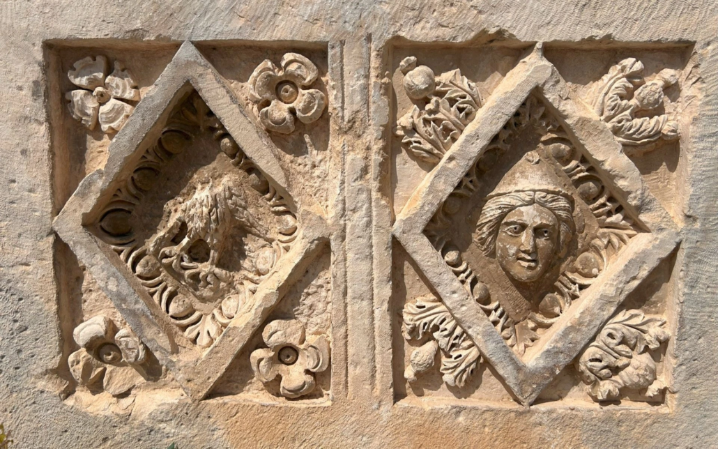 Myra’da mitolojik figürlerin yer aldığı kabartmalı taş