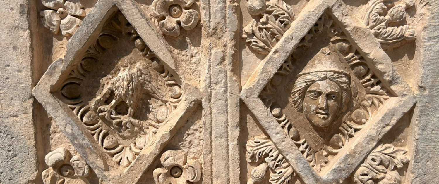myra-ancient-city-relief-faces-detail Myra’da mitolojik figürlerin yer aldığı kabartmalı taş