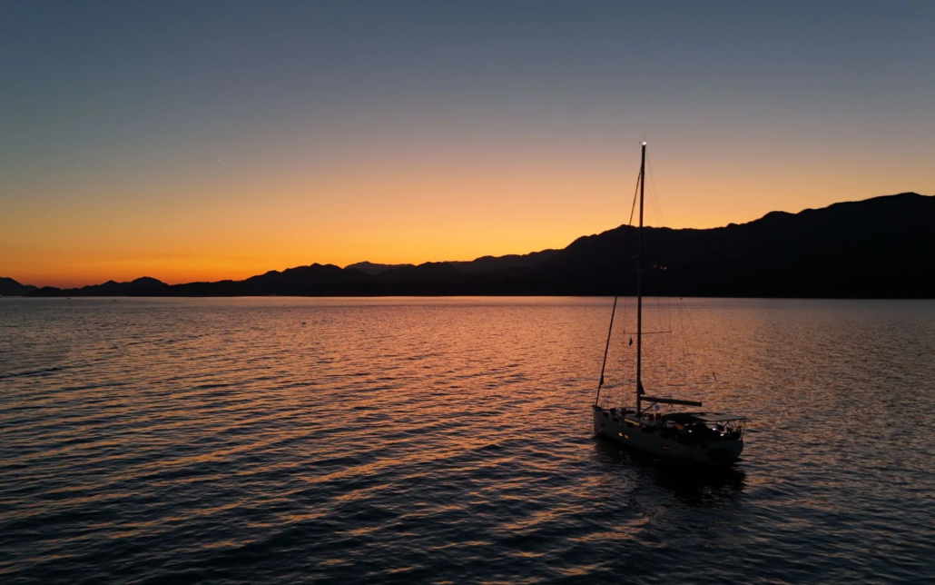 Kekova’da gün batımı manzarasında duran yelkenli tekne